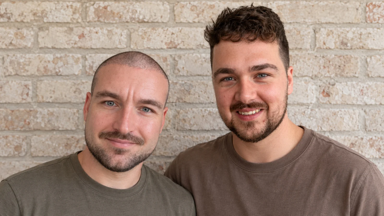 Twee mannen naast elkaar, links met een buzz cut en korte baard, rechts met krullen in een korte crop