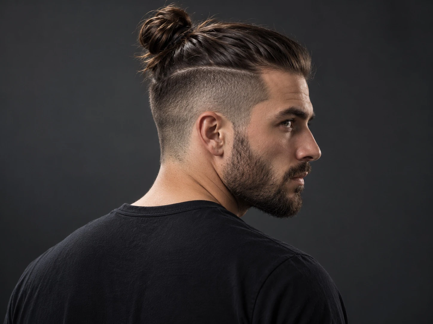 Man met een top knot op zijn kruin en korte zijkanten met een undercut, van opzij gezien