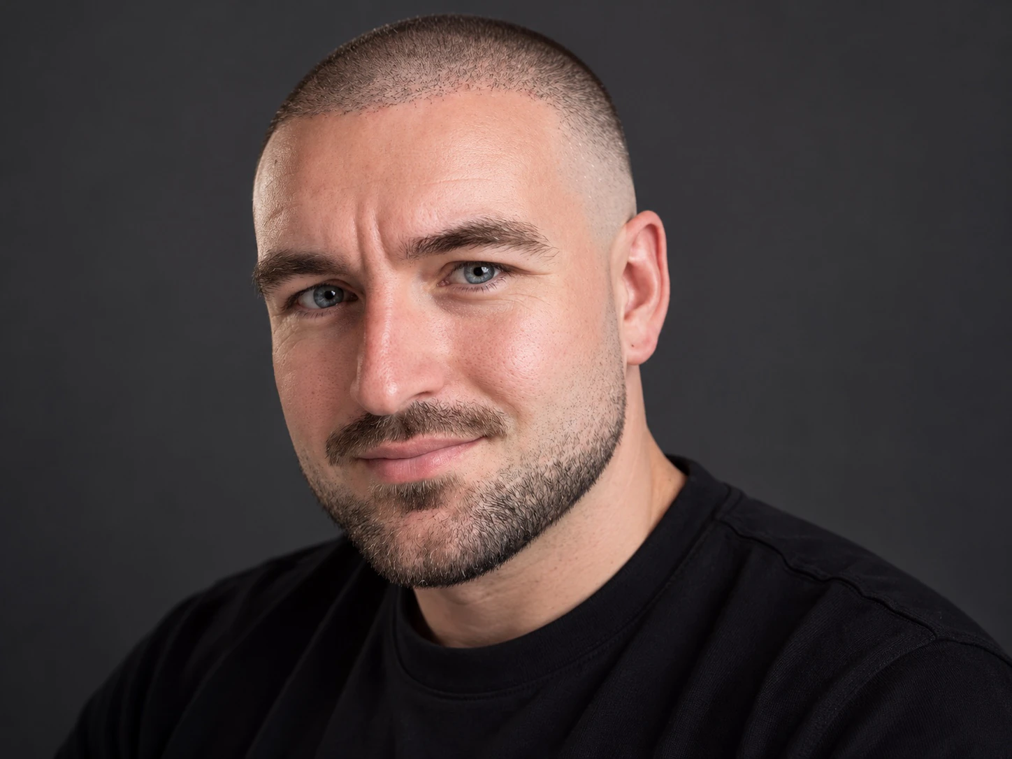 Man met een skin fade aan de zijkant en een korte, verzorgde baard